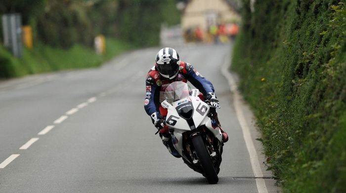 O Michael Dunlop με τη BMW του ήταν ο ταχύτερος αναβάτης Superbike και γενικής, στον 1ο γύρο πριν διακοπούν νωρίς τα δοκιμαστικά της τρίτης μέρας.